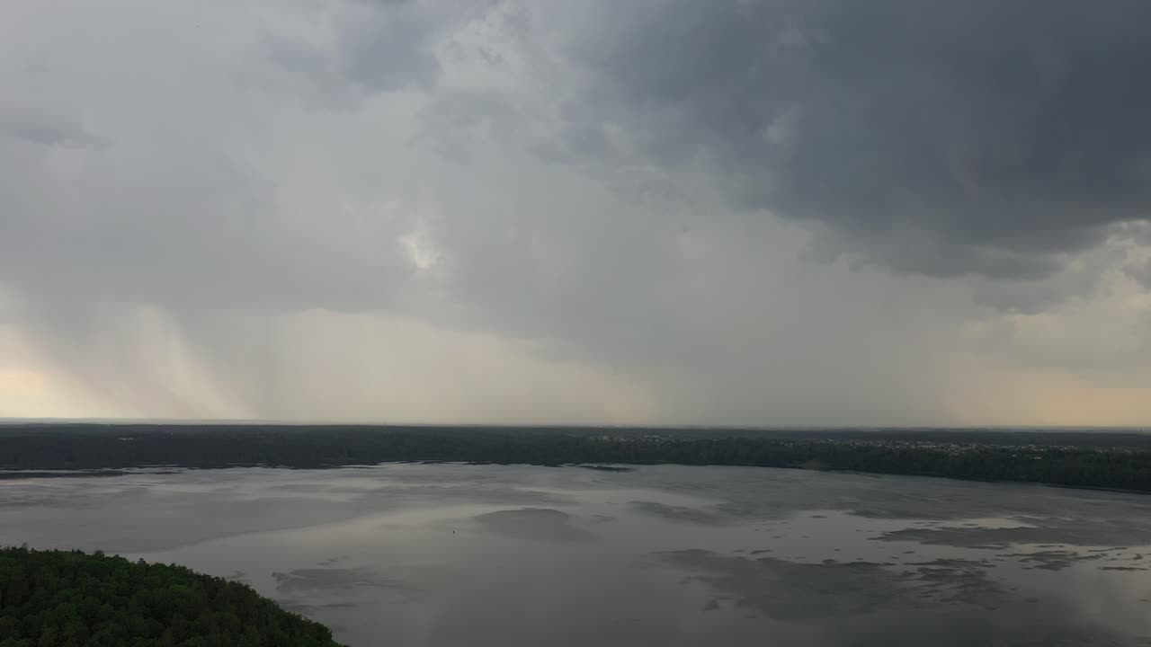 카우나스 바다 위로 폭풍우 구름. 드론 조감도