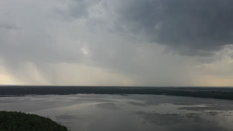 nubes de tormenta sobre el mar de kaunas. vista aérea de drones