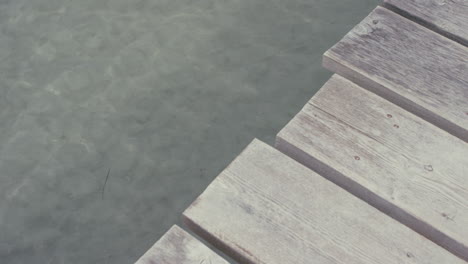 un muelle con vistas al mar