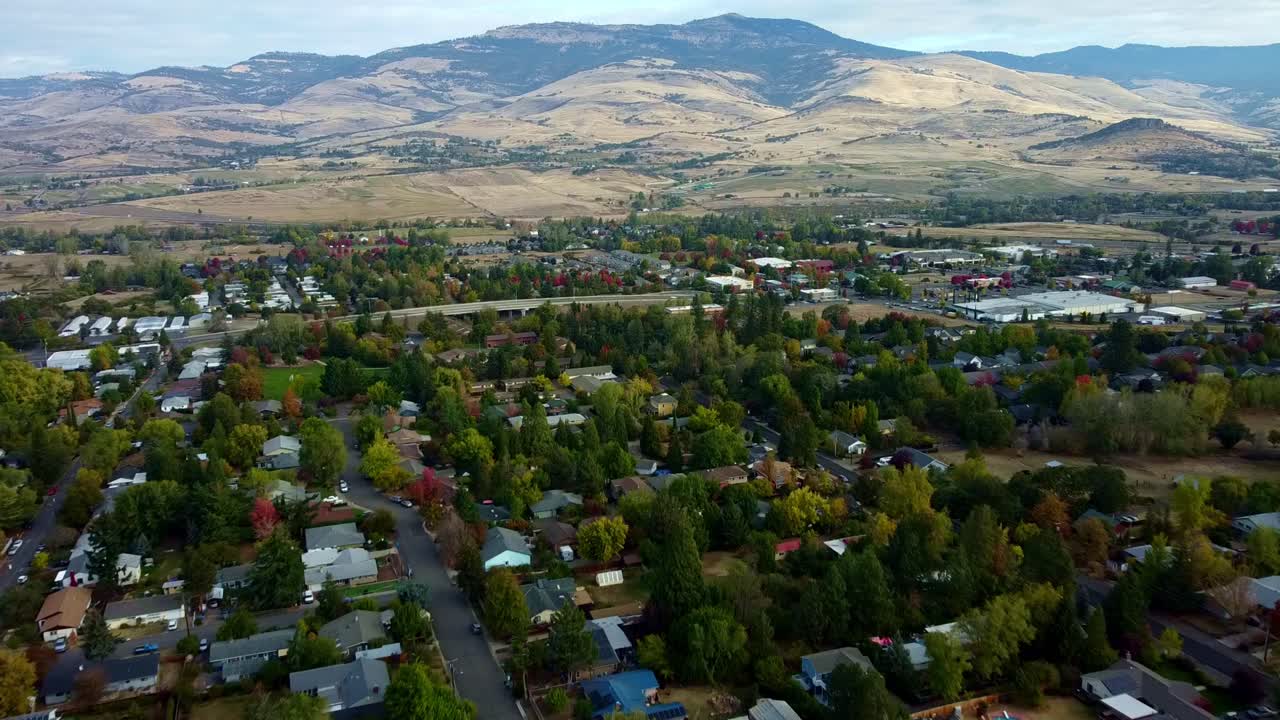 USA, Oregon, Ashland - Ripresa con drone della città di Ashland con il Grizzly Peak in lontananza