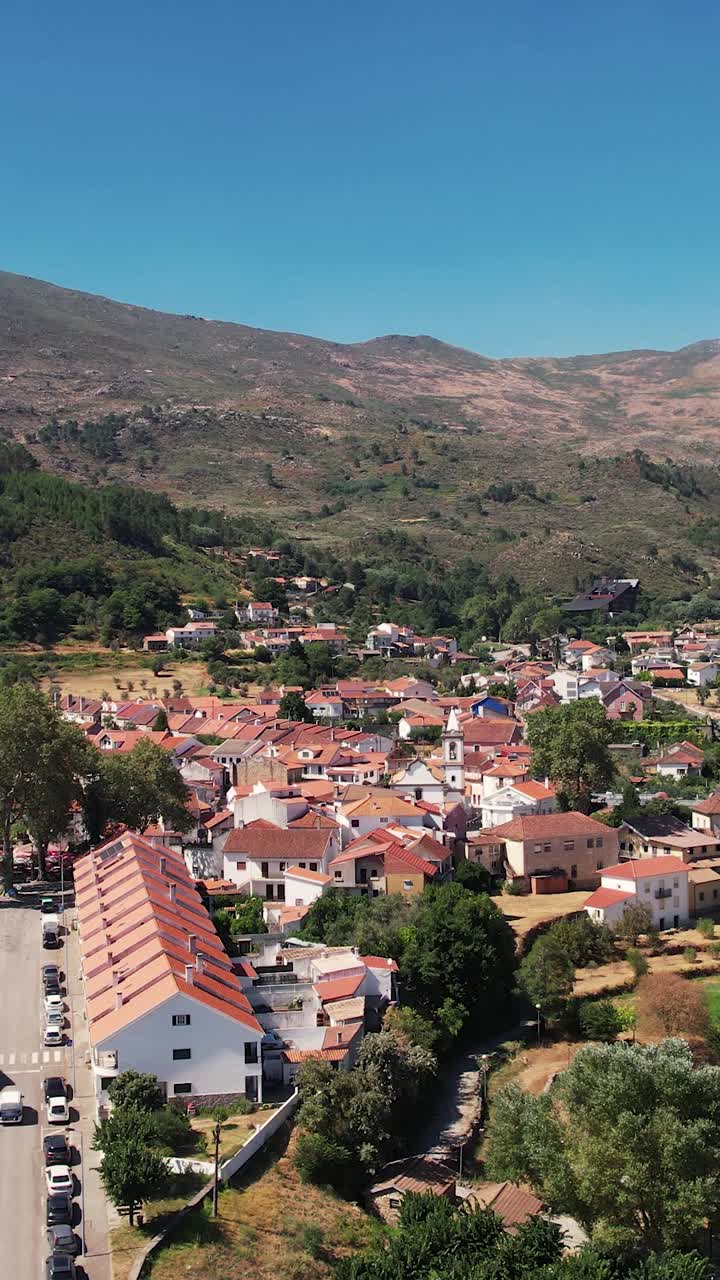 Vídeo vertical del pueblo portugués de Unhais da Serra