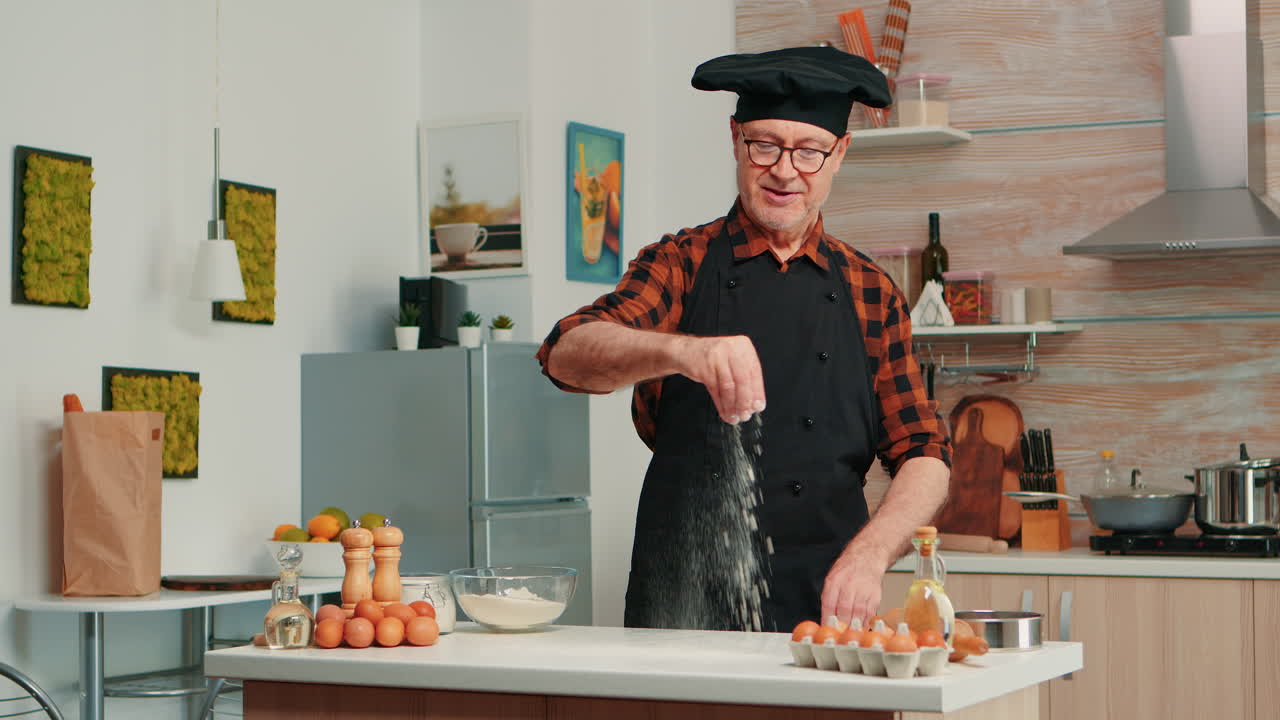 panadero experimentado esparciendo harina