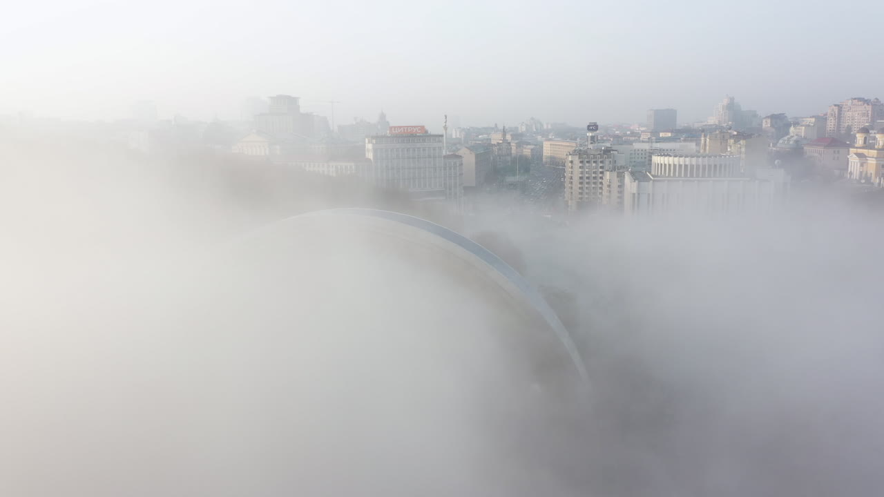 안개로 뒤인 도시