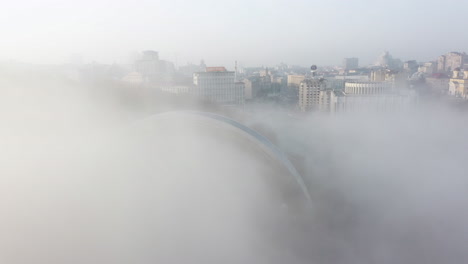 ciudad cubierta de niebla