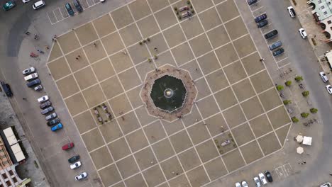 fuente en el centro de la histórica plaza del mercado