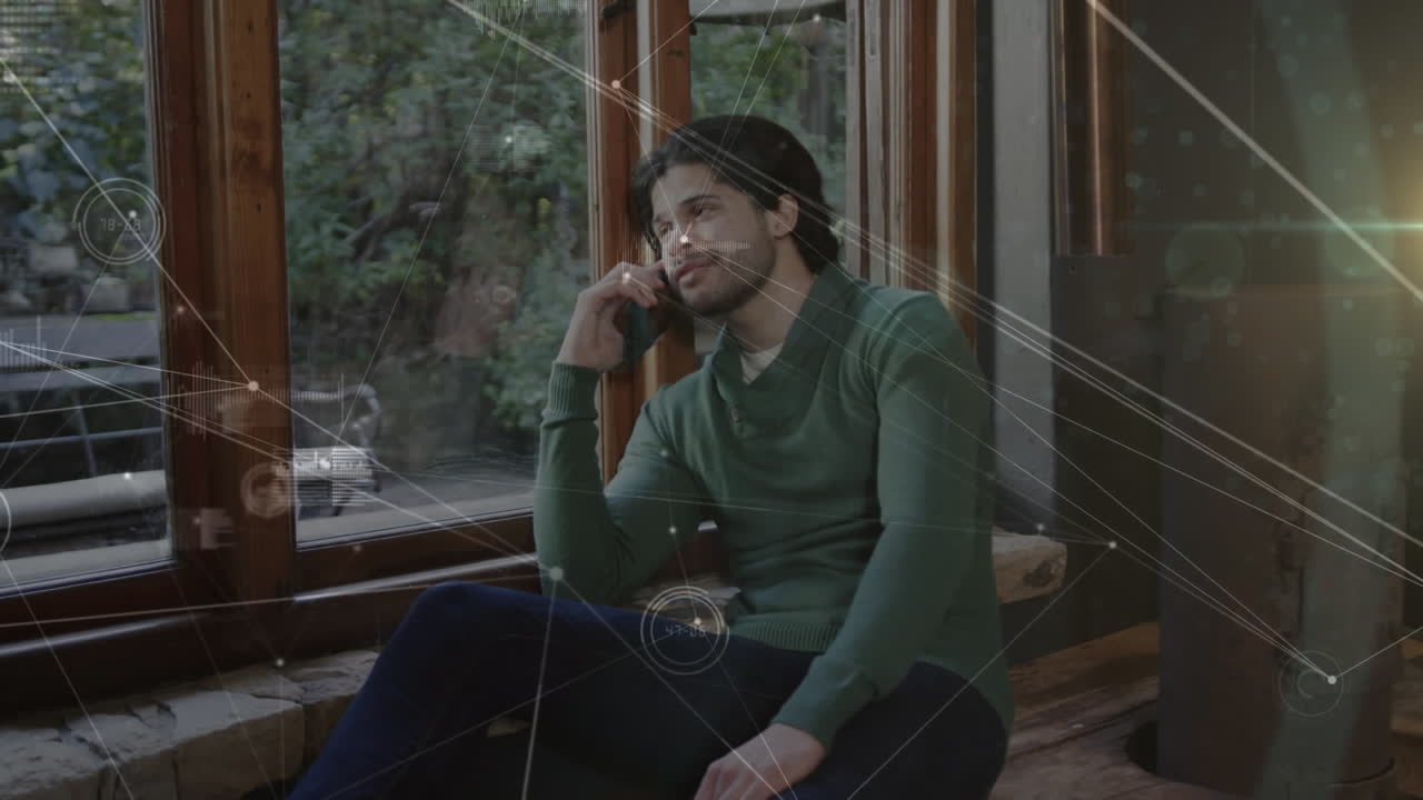 анимация сети соединений с обработкой данных над двухрасовым человеком, разговаривающим на смартфоне