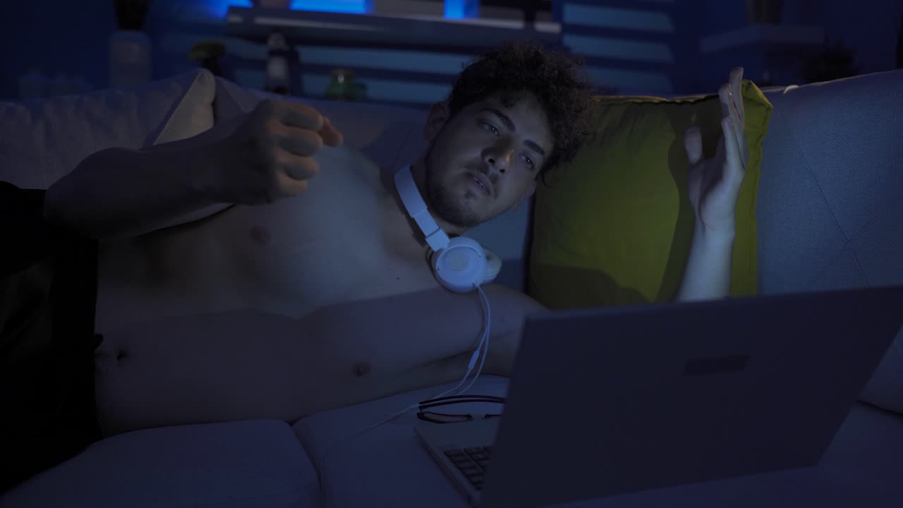 실수를 한 청년은 자기 자신에게 화를 내고 공격적이 됩니다.