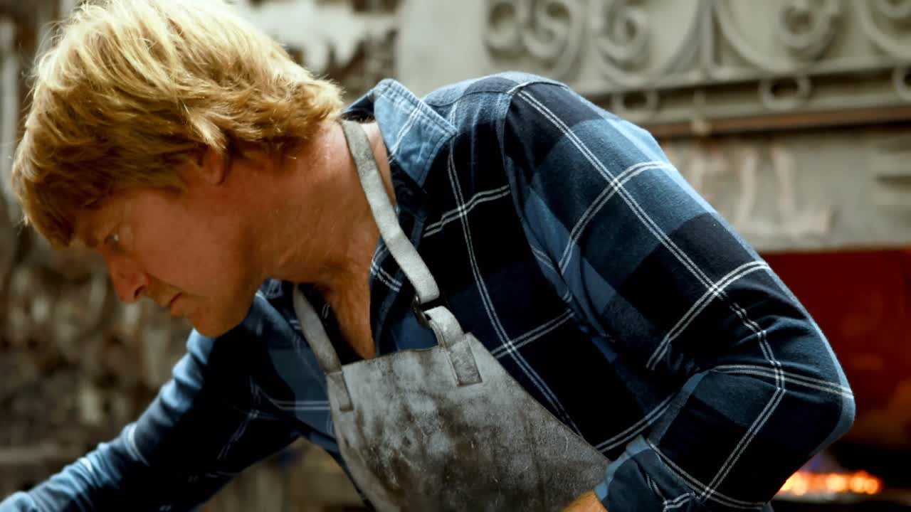 4k 칼리퍼 를 가진 금속 막대기 를 측정 하는 도공