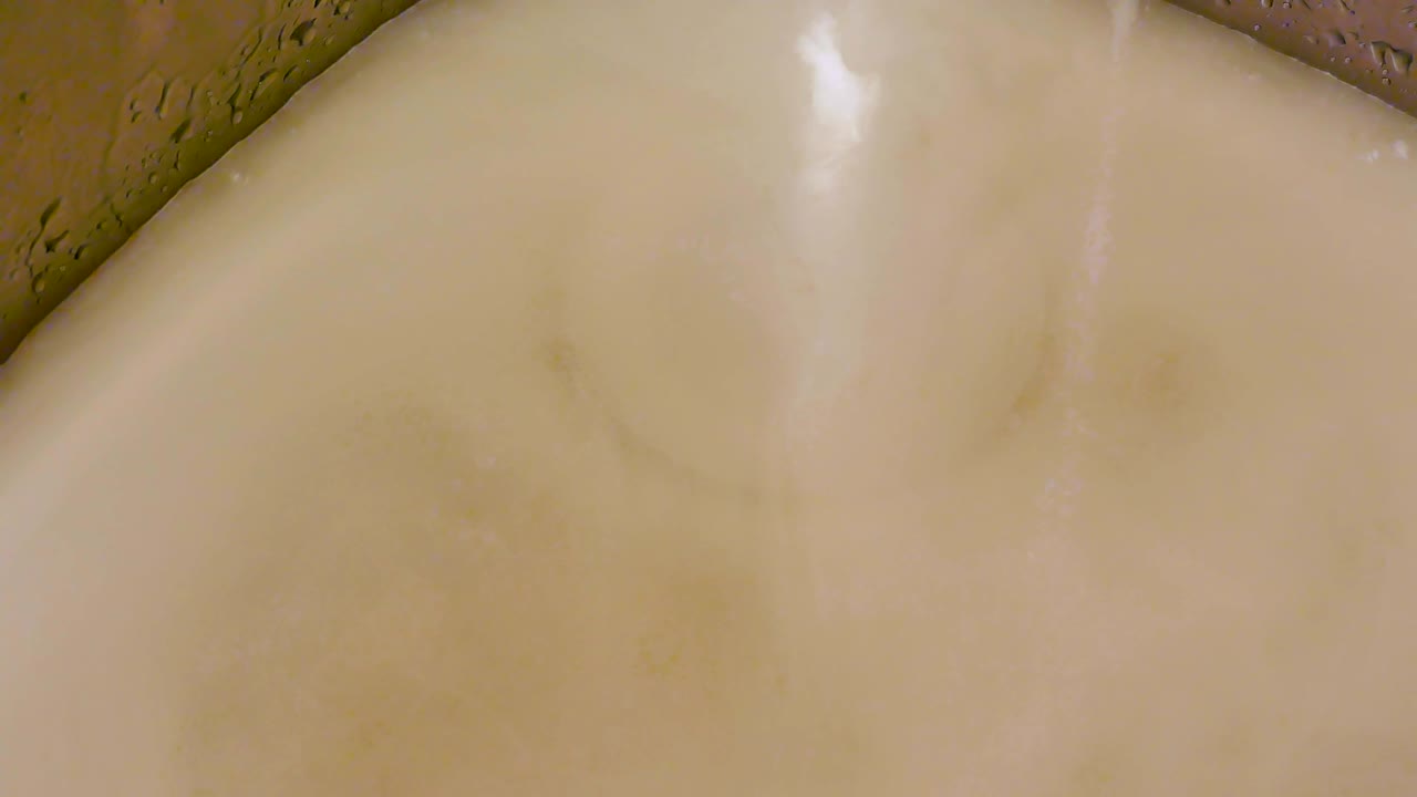 agua sucia en el fregadero