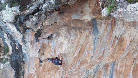 Alpinista-Está-Escalando-Una-Pared-Vertical-De-Montaña