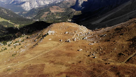 Drohnenaufnahme-Des-Tals-In-Der-Italienischen-Dolomitgebirgsregion