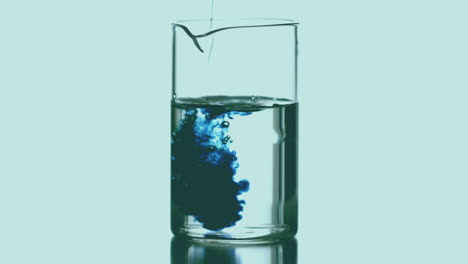 animación de formas rojas sobre un vaso con líquido