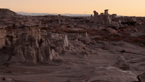 el desierto de bisti de-na-zin - formaciones y matorrales del desierto al anochecer