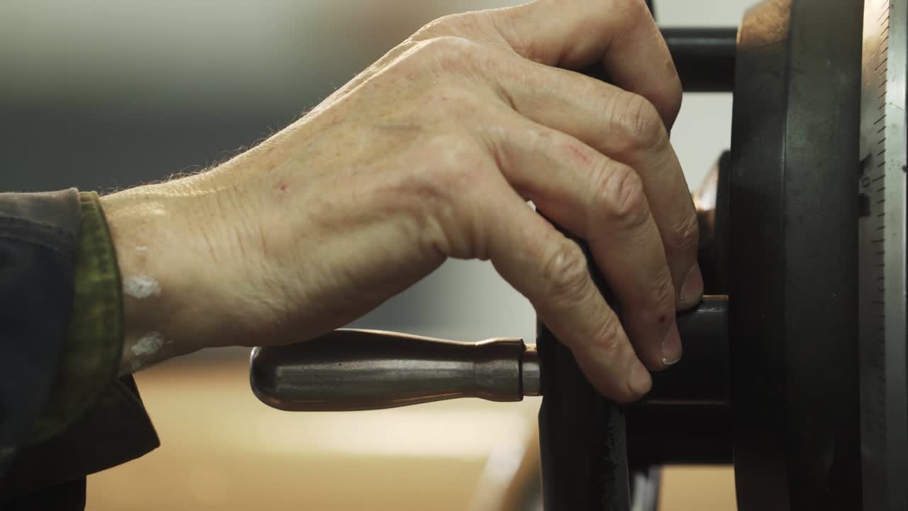 見知らぬ人が外直径の磨き機を設置した