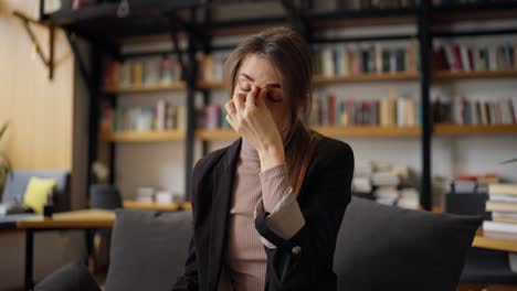 mujer en el café