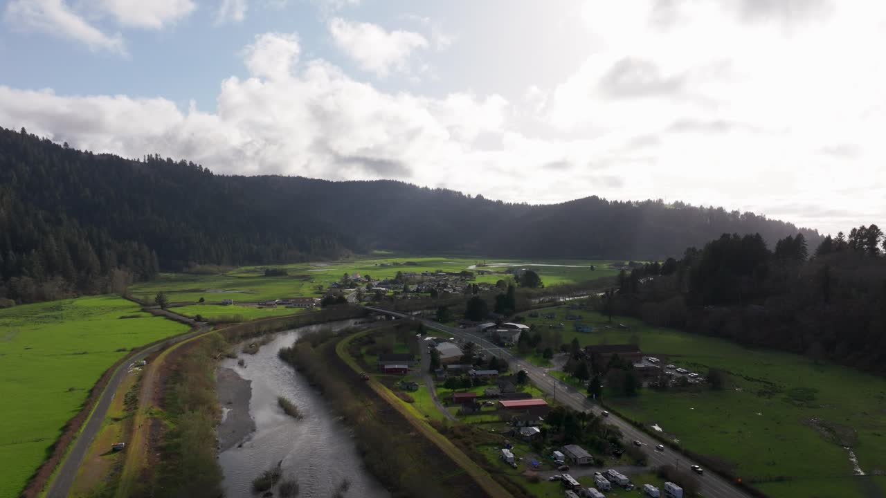 Riprese cinematografiche con drone di auto che circolano a Orick, California, e nei dintorni