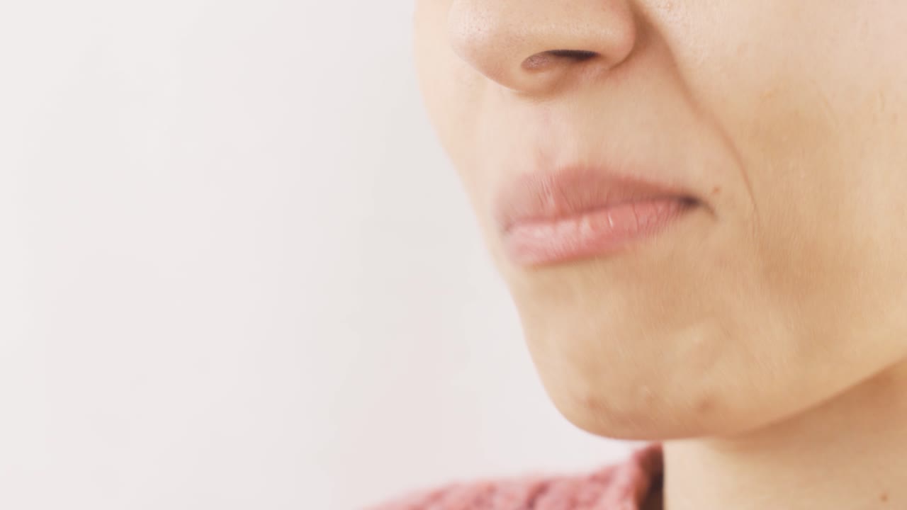 드래기를 먹는 여자의 클로즈업. 초콜릿을 먹는.