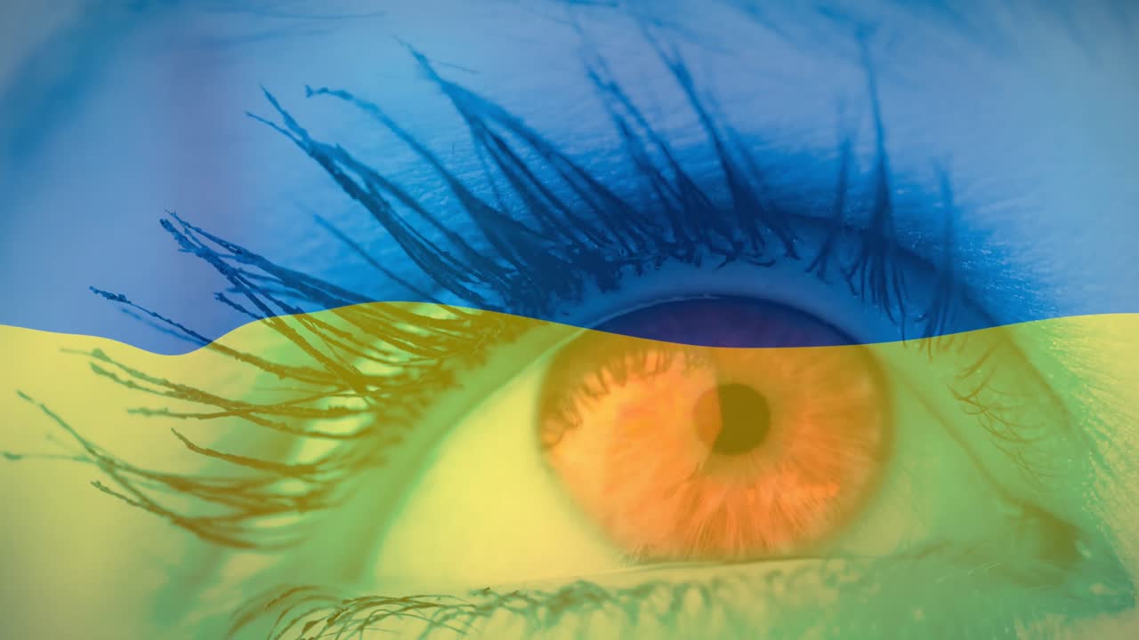 animación de la bandera de ucrania ondeando sobre el ojo abierto de una mujer caucásica