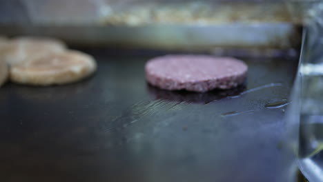 cocinando hamburguesas en una parrilla