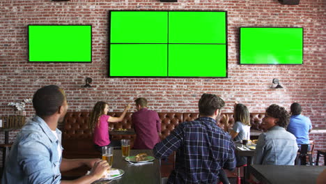 amigos viendo el juego en el bar de deportes en pantallas filmadas en r3d