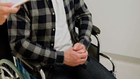 consulta del médico con el paciente en silla de ruedas
