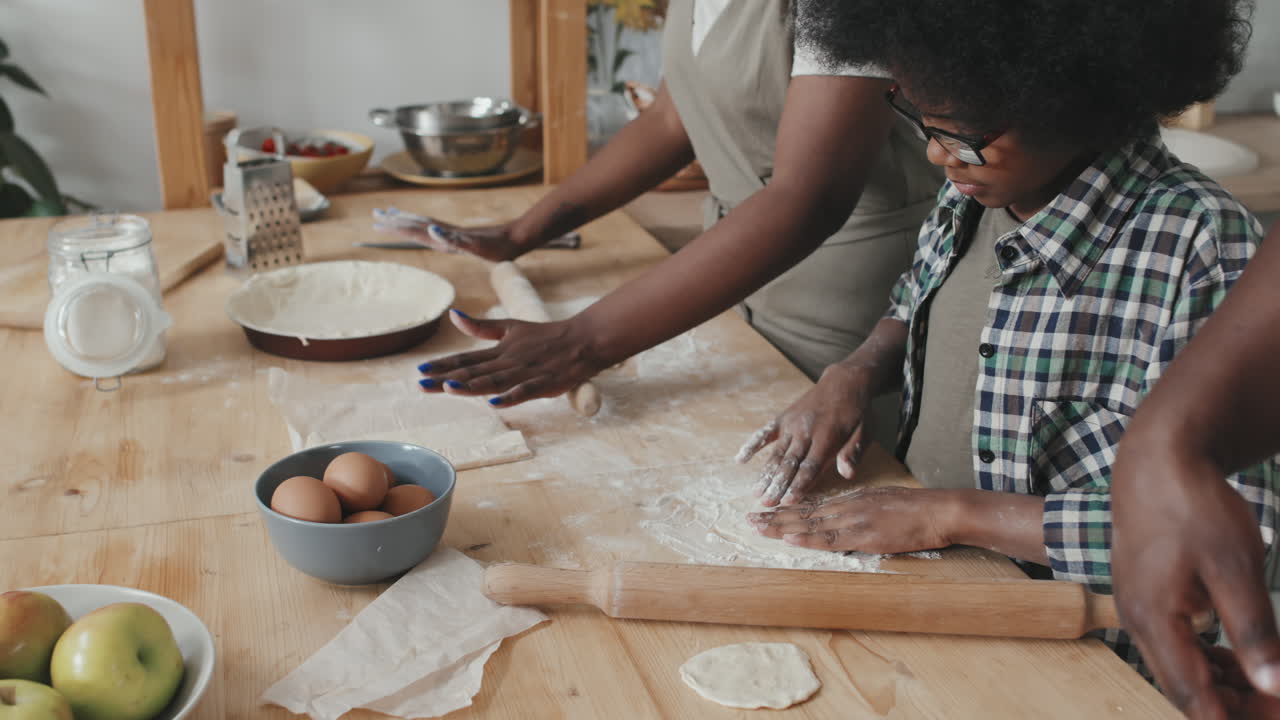 Familien laver æbletærte sammen
