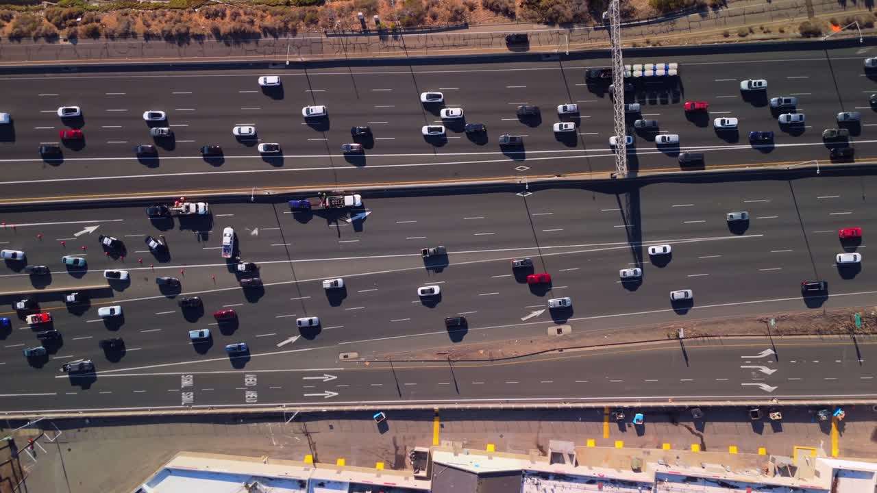 Ylhäältä alaspäin otettu ilmakuva liikenteen ohjauksesta Interstate 880 -moottoritien pohjoiseen menevällä kaistalla autokolarin vuoksi, Oakland, Kalifornia.