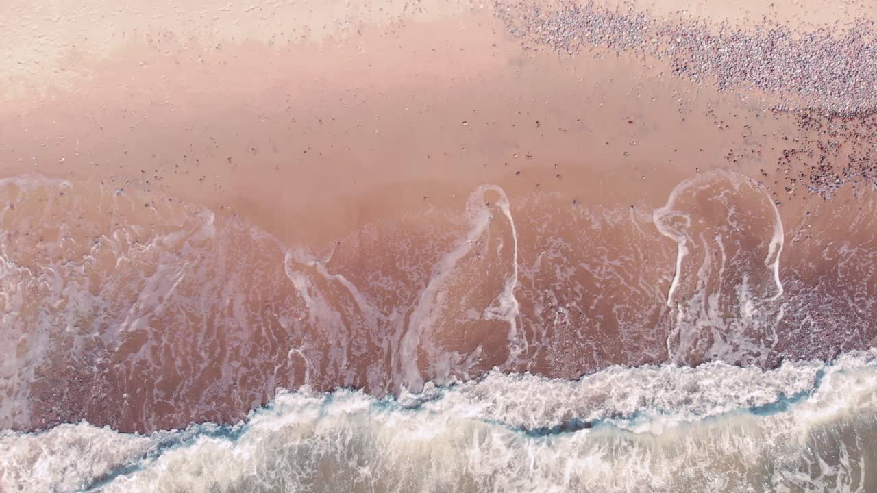 화창한 여름날 이국적인 낙원 휴가 해변의 놀라운 공중 촬영, 정적