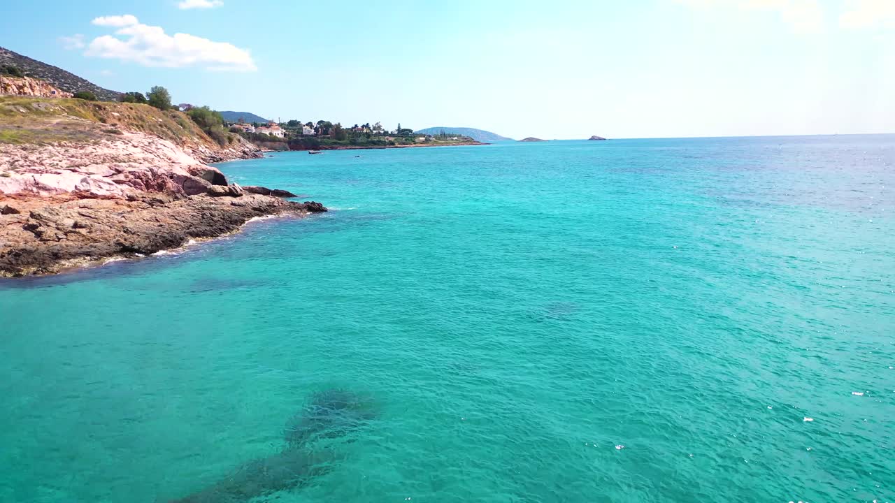 Splendide acque turchesi sulla costa egea dell'Attica, Sounion, riprese con drone
