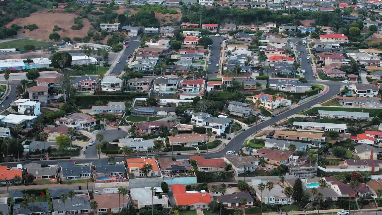 el dron retrocede a través de los suburbios residenciales de san pedro para revelar el parque white point y el océano pacífico en el país de los ángeles, california