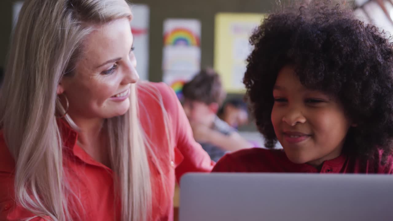 maestra hablando con un niño en la clase en la escuela