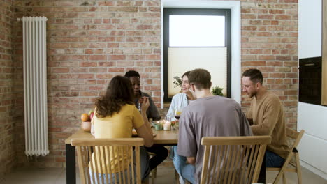 amigos almorzando en el interior