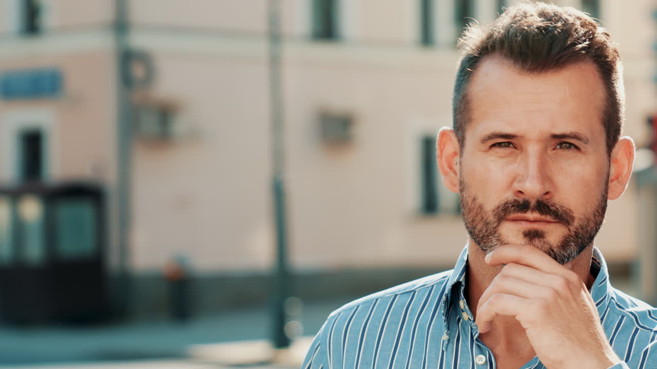 retrato de un hombre en la calle de la ciudad