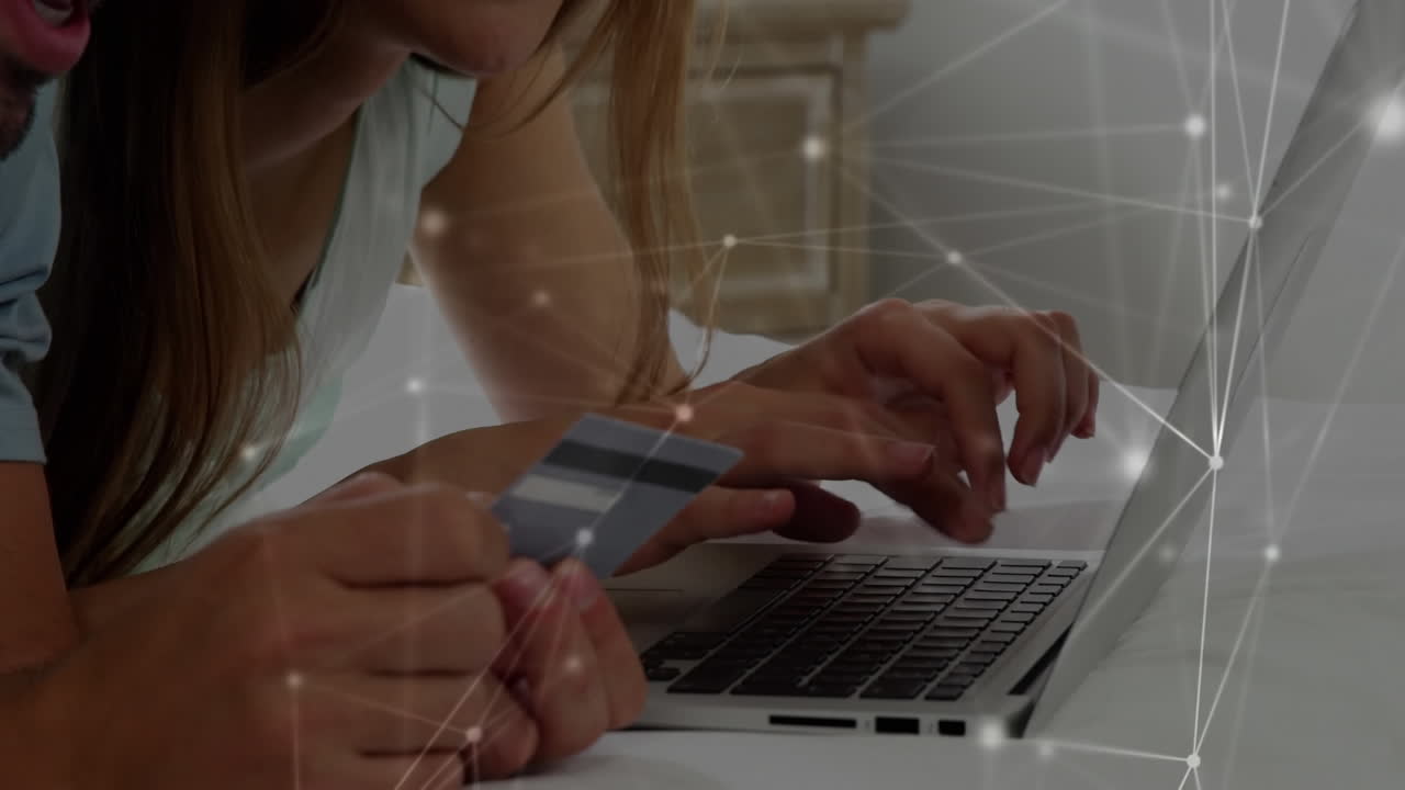 pareja caucásica en distanciamiento social comprando en línea en casa