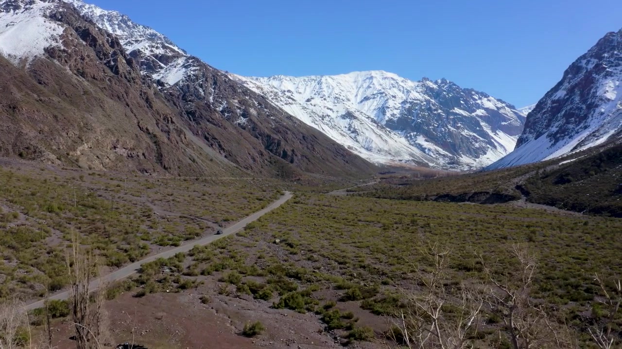 Cile, SUV fuoristrada che guida sull'autostrada di montagna del Cajon del Maipo