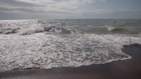 Wellen-Am-Sonnigen-Herbsttag-Des-Sandes