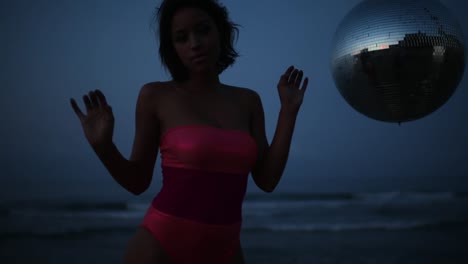 Mujer-en-la-playa-bailando-00