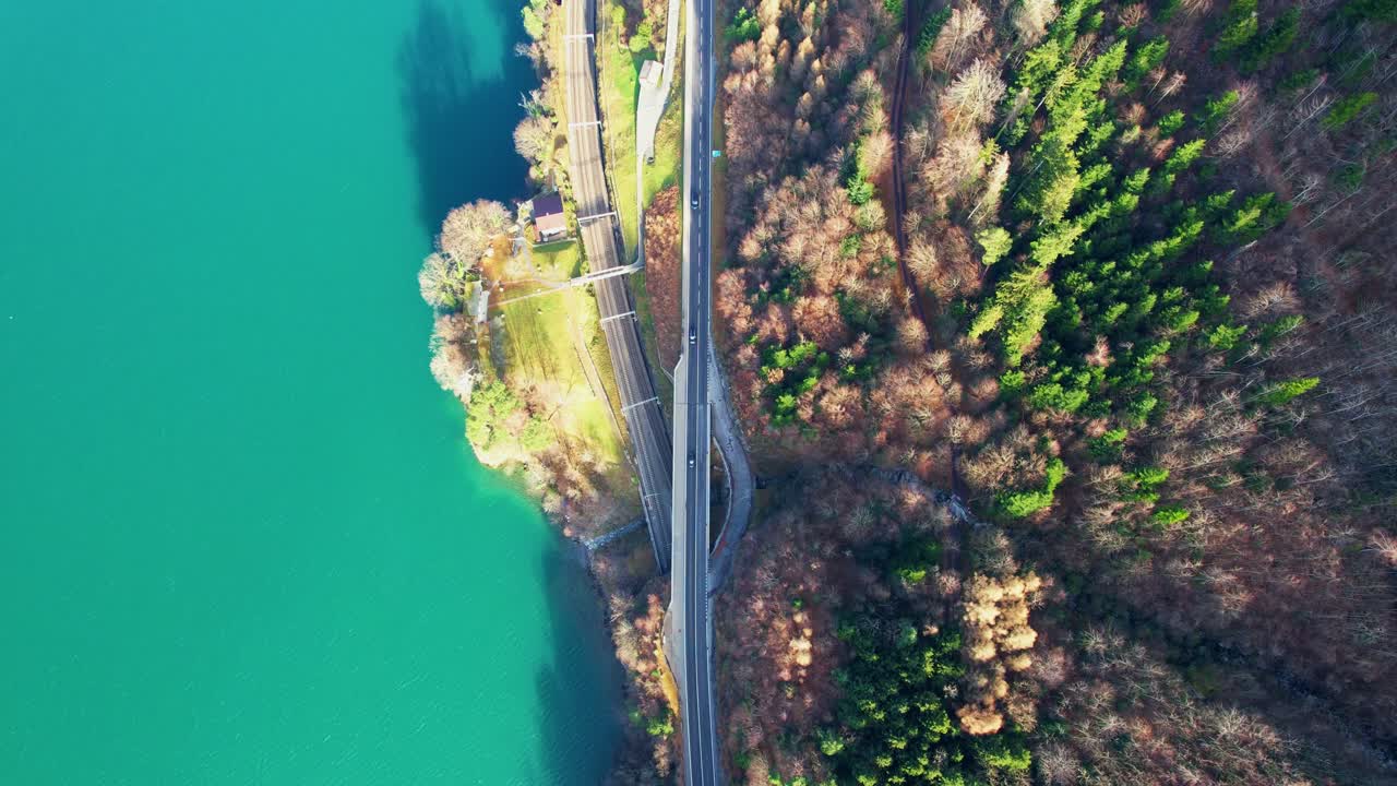 스위스 루세른 호수 (lucerne lake) 의 이 놀라운 공중 풍경은 이 상징적인 목적지의 아름다움을 포착합니다.