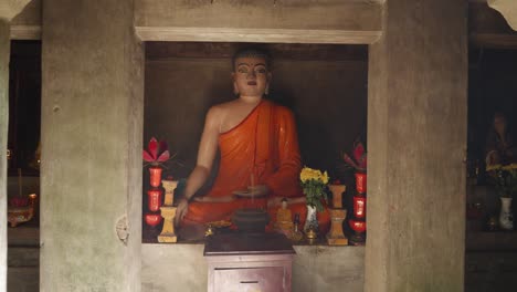 una estatua de buda dentro de una capilla en la montaña de mármol, da nang, vietnam