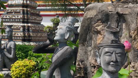 varias esculturas en un bonito jardín en un templo en bangkok, tailandia