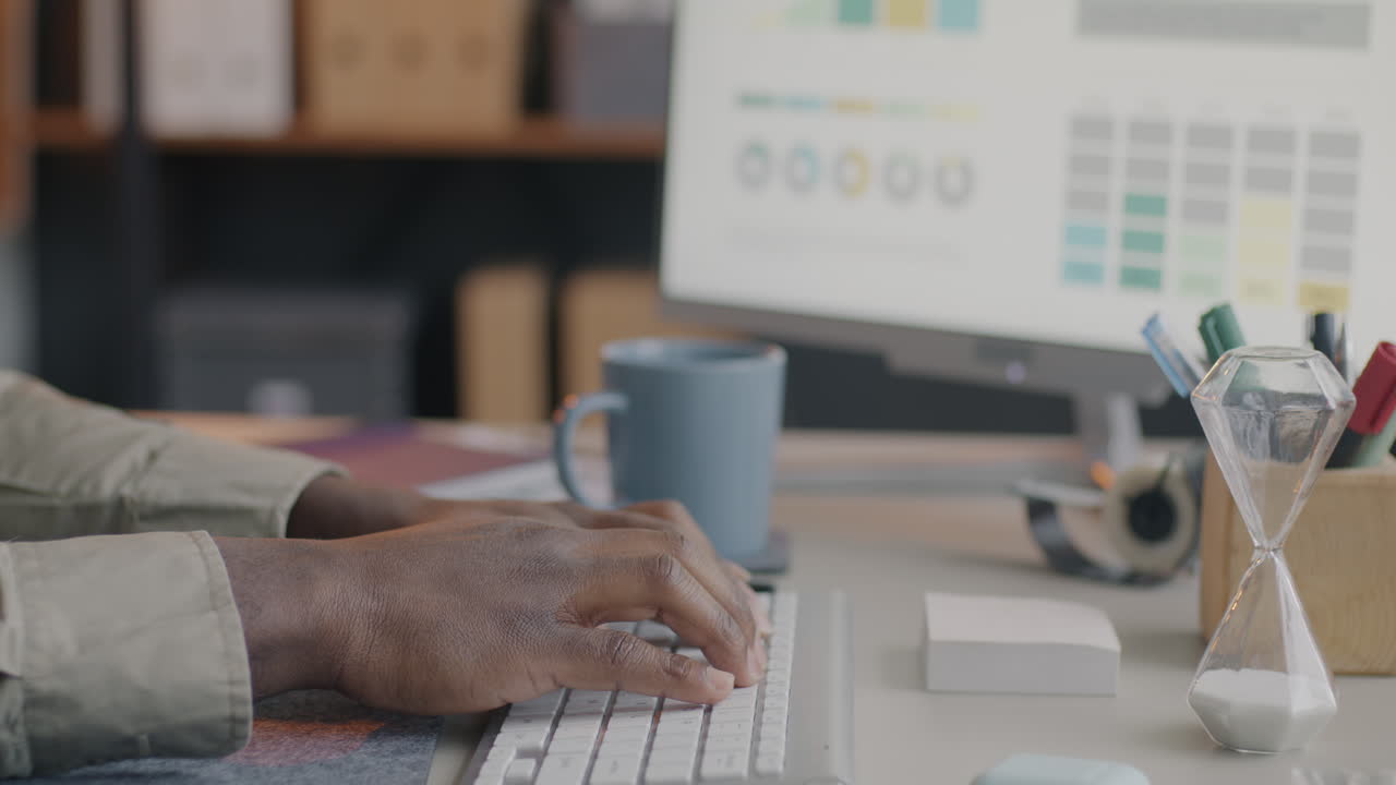 Person der arbejder på computer på kontor