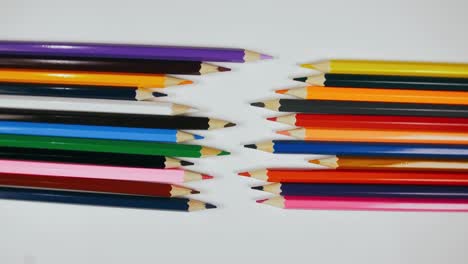 el bolígrafo se sintió en el tocadiscos. el marcador girar girar. girar, crear patrón, hacer el diseño de la forma del círculo. vista superior, colocación plana