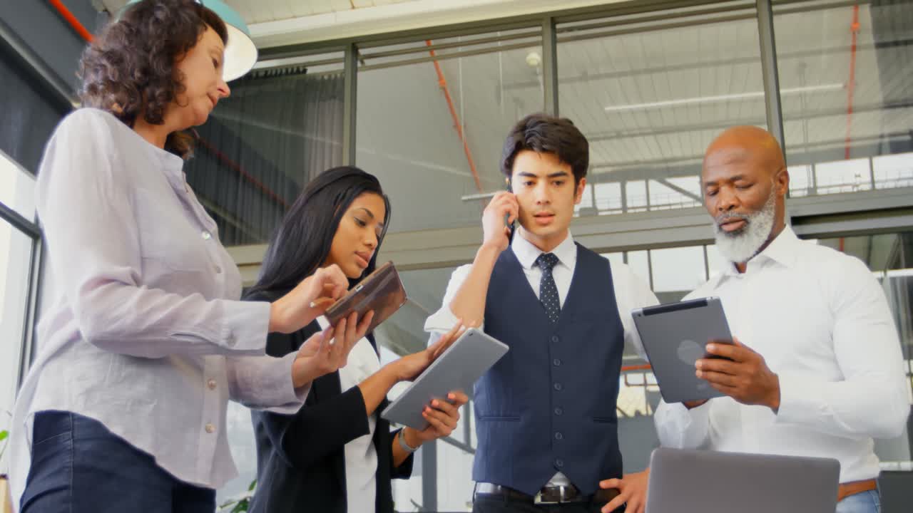 사무실 에서 일 하는 임원 들 4k