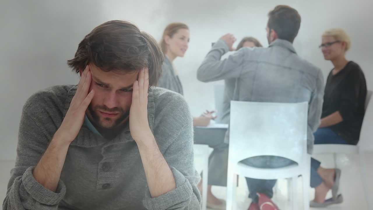 어두운 하늘에서 폭풍우의 복합 비디오 사무실에서 스트레스받은 백인 남자에 대해