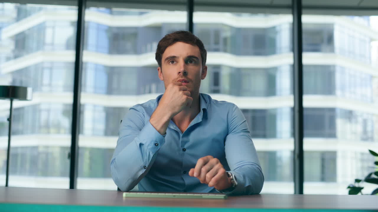 ingeniero que opera animación holográfica sentado en una oficina futurista de cerca.