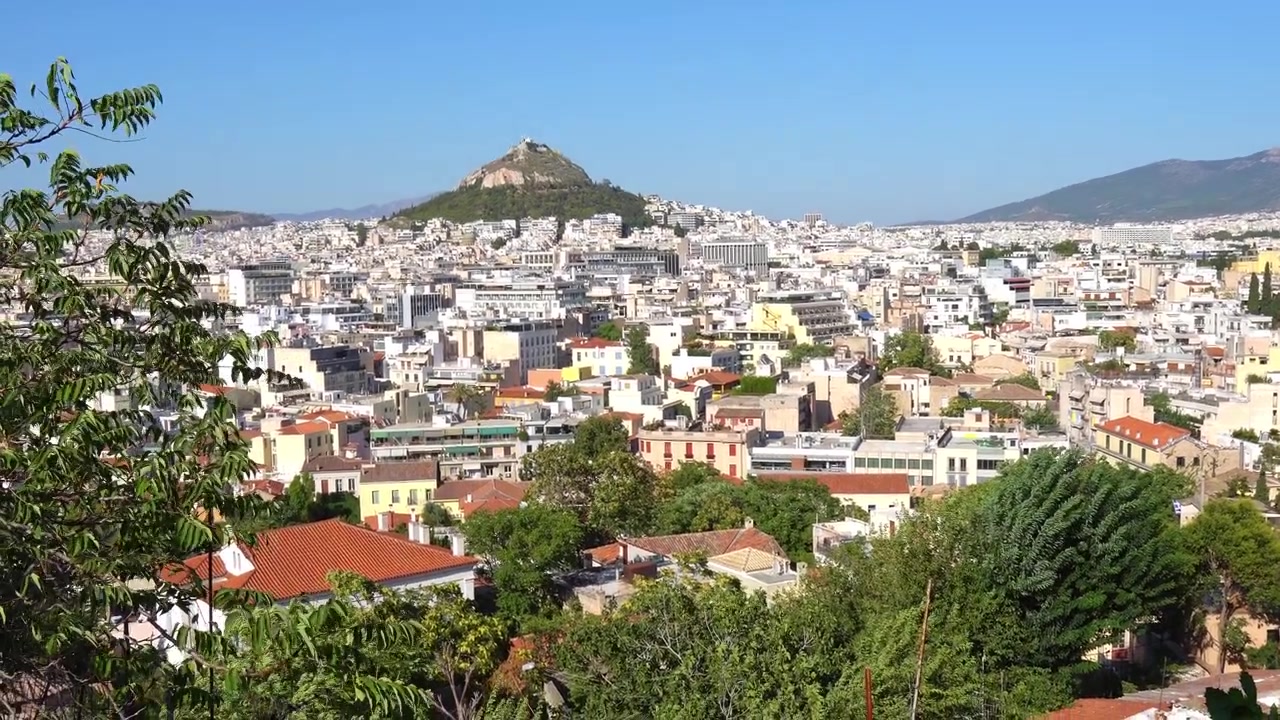 Paesaggio urbano aereo di Atene con il Monte Licabetto.