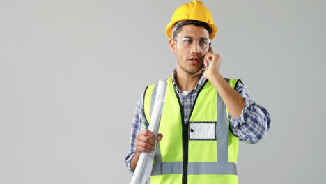 arquitecto masculino sosteniendo el plan y hablando en teléfono móvil 4k 4k