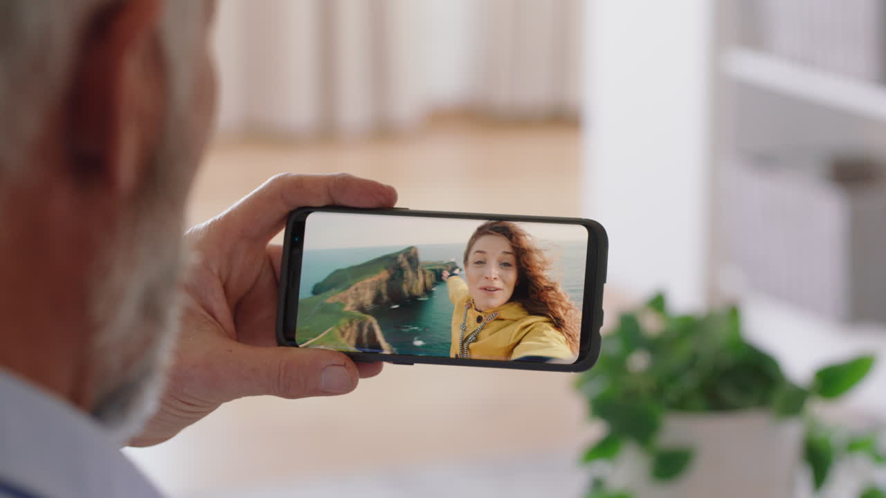 hombre maduro teniendo video chat usando teléfono inteligente saludando a su hija de vacaciones en escocia disfrutando de la conexión abuelo charlando en teléfono móvil