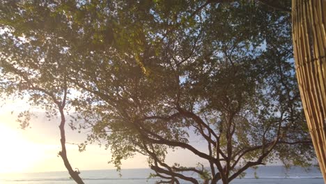hermosa vista de la puesta de sol en la playa en gili trawangan, bali, indonesia