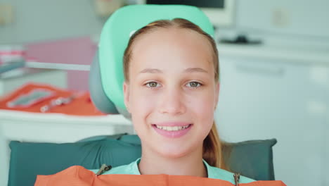 chica adolescente feliz en el dentista